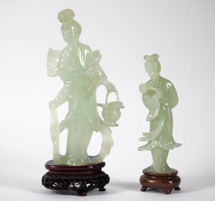 Cina, XX secolo
Due statuette in serpentino raffig