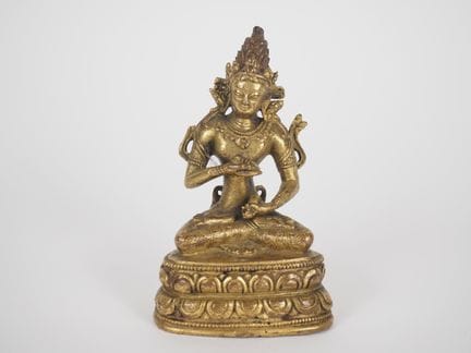 西藏，19 世纪末 - 20 世纪初
金刚萨埵鎏金铜像，手持甘塔和金刚杵，端坐于双莲之上，正在冥想。