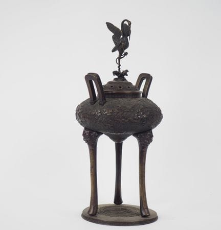 Japon, vers 1900
Grand brûle-parfum tripode orné d
