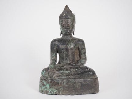 老挝，18-19 世纪
青铜雕像，有棕色铜锈和氧化痕迹，表现的是佛陀坐姿（bhumisparsa m