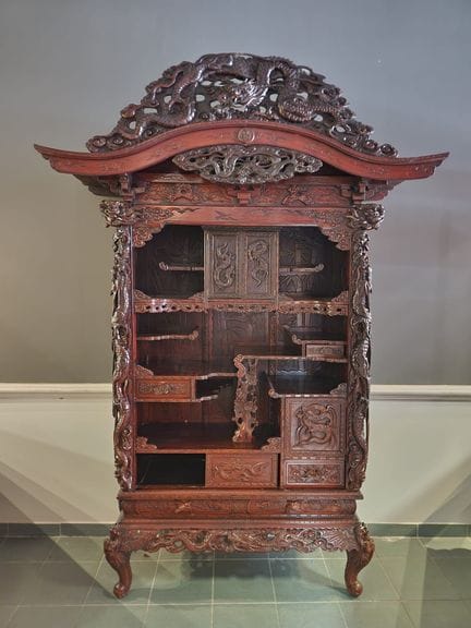 Japan Ende der Meiji-Zeit 1880-1900.
Regalmöbel zu