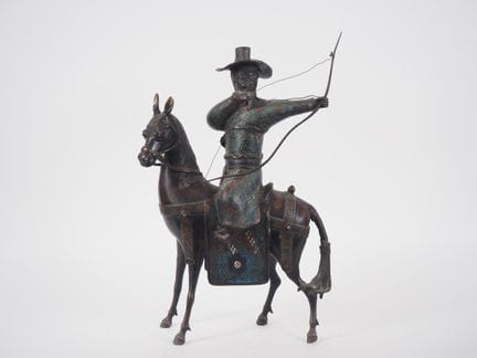 日本，约1900年
青铜与镂空珐琅组合雕塑，描绘了一名骑在马背上的弓箭手。
高52厘米