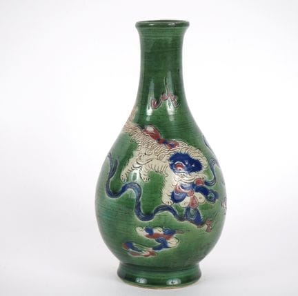Cina, XIX secolo,
Vaso a forma di pera in porcella