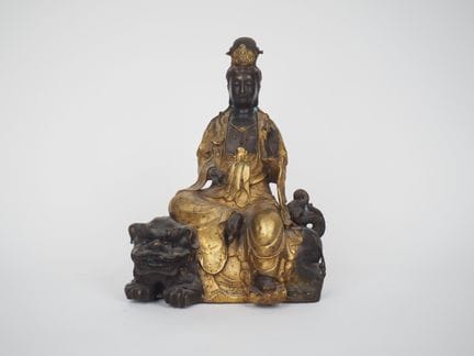 中国，现代作品
青铜群像，描绘观音端坐于狮子之上，呈现皇室闲适姿态，手持权杖与圣宝。
高28厘米