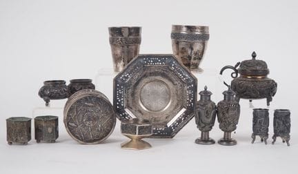印度支那，约1920年，
十四件银器，包括小碟、盐罐、盒子、高脚杯、小盏、带盖盏……饰有龙、竹、鸟及