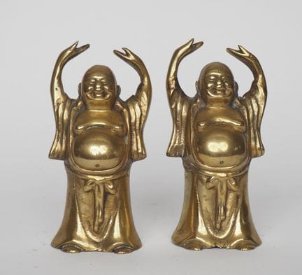 印度支那，约1900年
两尊青铜小雕像，描绘了米勒佛（Milefo）站立的姿态，双臂高举向天。
高1