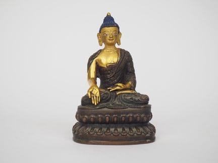 西藏，20世纪
青铜小雕像，描绘了端坐于莲花上的佛像。
16 厘米