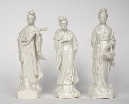 Cina, XX secolo
Tre statuette in porcellana “Blanc