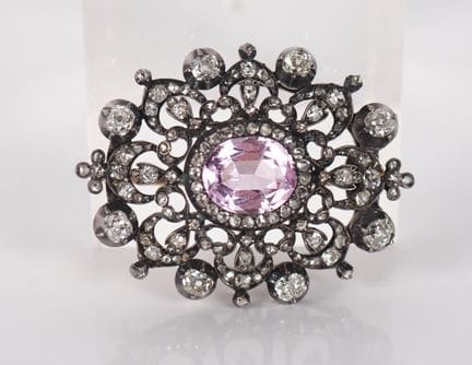 Broche XIXème de forme ovale en argent et or jaune