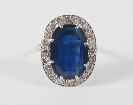 Bague de forme pompadour en or blanc 750, sertie e