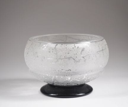 DAUM Nancy.
Vase on a pedestal made of frosted and