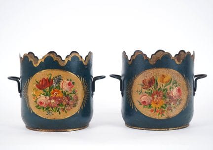 Paire de cache-pots 1900 en tôle polychrome, à déc