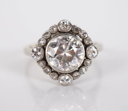 Bague 1900 en or blanc 750, sertie en son centre d