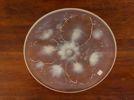 Coppa in vetro opalescente con decorazioni floreal