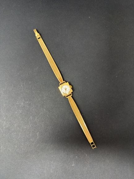 Orologio da polso da donna quadrato in oro giallo 