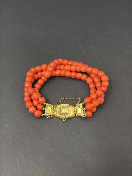Bracciale a tre fili di perle di corallo con chius
