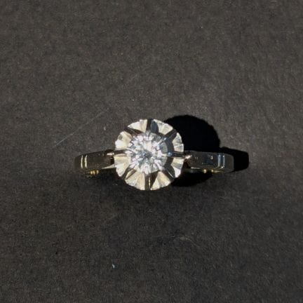 Anello solitario, montatura in platino (950/00) e 