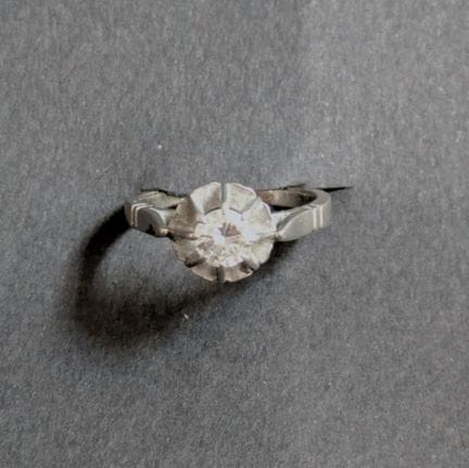 Anello solitario, montatura in platino (950/00) e 