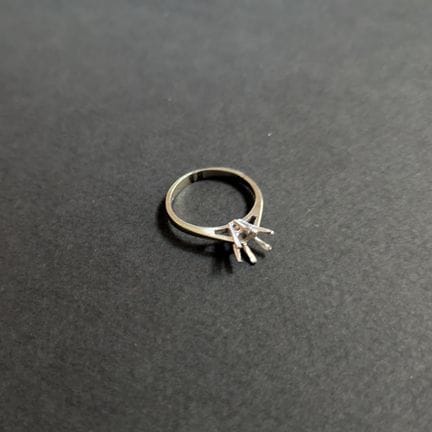 Montatura per ANELLO solitario in oro bianco (750‰