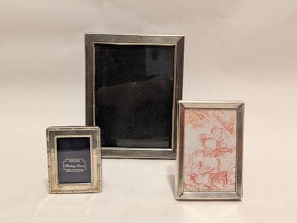 Set di tre cornici:
- Cornice in argento (800/00),