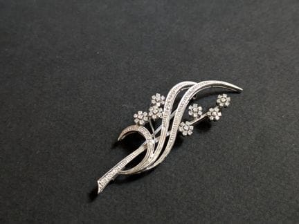 SPILLA "voluta e sette fiorellini" in oro bianco (