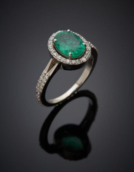 ANELLO in oro bianco (375‰) 9 carati, con uno smer