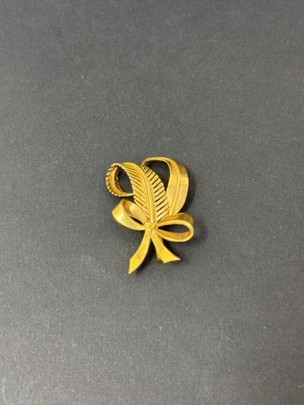 Spilla in oro giallo (750/00), a forma di piuma e 