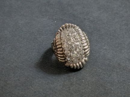 Importante ANELLO in oro rodiato (750‰) con superf