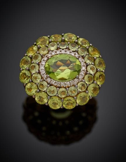 ANELLO in oro giallo (750‰) con un peridoto ovale 