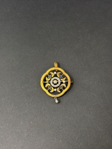 Spilla-ciondolo in oro giallo (750/00) con decoraz