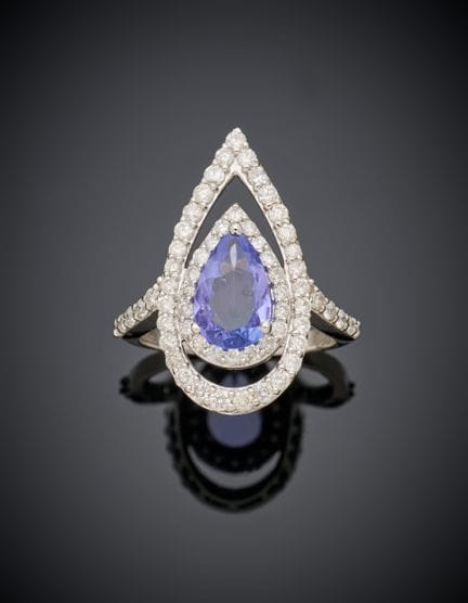Importante ANELLO "a goccia" in oro bianco (750‰) 