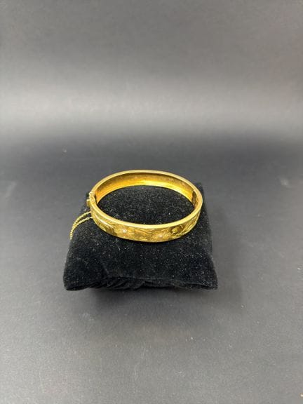 Bracciale rigido in oro giallo (750/00) con incisi