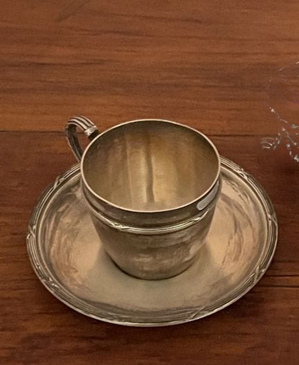 Tazza e piattino in argento (950/00), decorati con