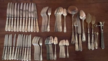 Set da tavola in metallo argentato con decorazioni