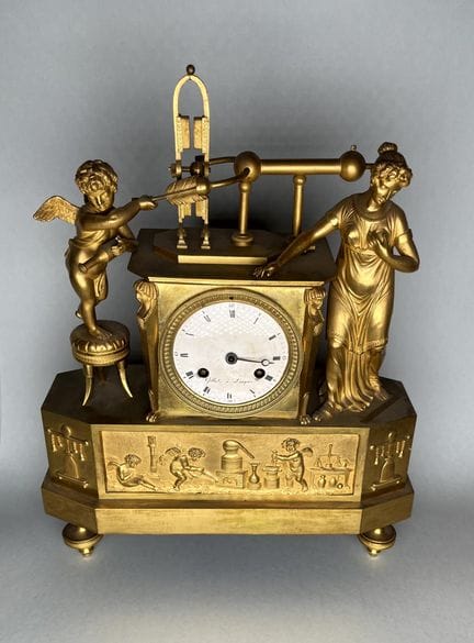 Orologio in bronzo cesellato e dorato raffigurante