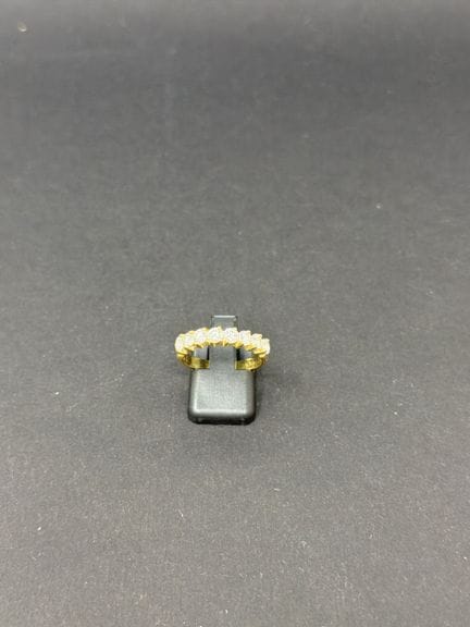 Anello in oro giallo (750/00), impreziosito da una