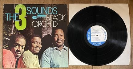 爵士乐
一张33转黑胶唱片——The 3 Sounds《Black Orchid》，Blue Not