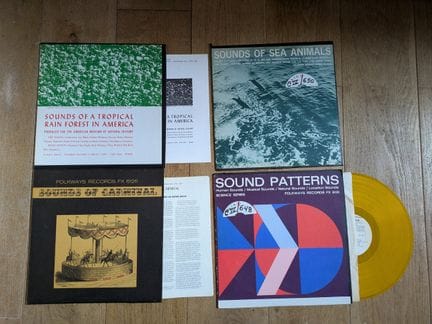 唱片/音效
四张33转黑胶唱片——唱片公司：Folkways
其中包括一张黄色黑胶唱片和两张附带歌词