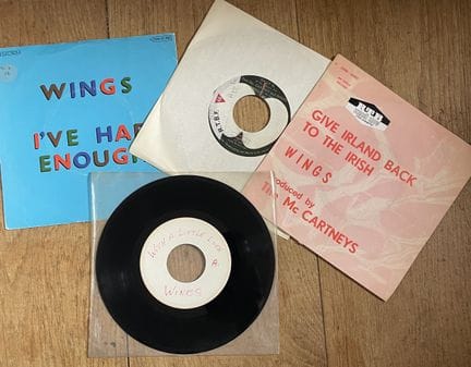 流行音乐
四张45转唱片——Wings
包括比利时版和德国版，以及一张罕见的试压版
品相从VG到EX