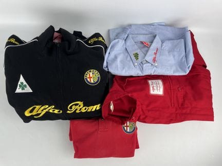 阿尔法·罗密欧：赛车服套装，包含1件连体服、2件衬衫、1件POLO衫和1件飞行员夹克，印有阿尔法·罗