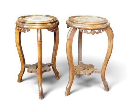 Coppia di SEDIE a tre gambe in legno intagliato, c