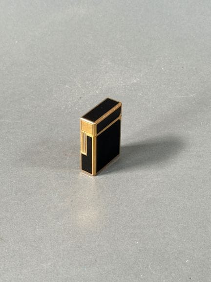 St DUPONT. Gold-plated metal lighter with black en