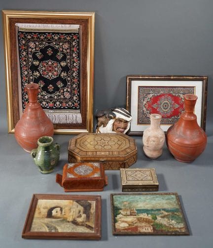 Lot de SOUVENIRS de voyage du Maghreb comprenant B