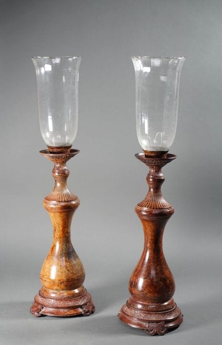 Par de CANDELEROS de latón con pátina marrón, rema