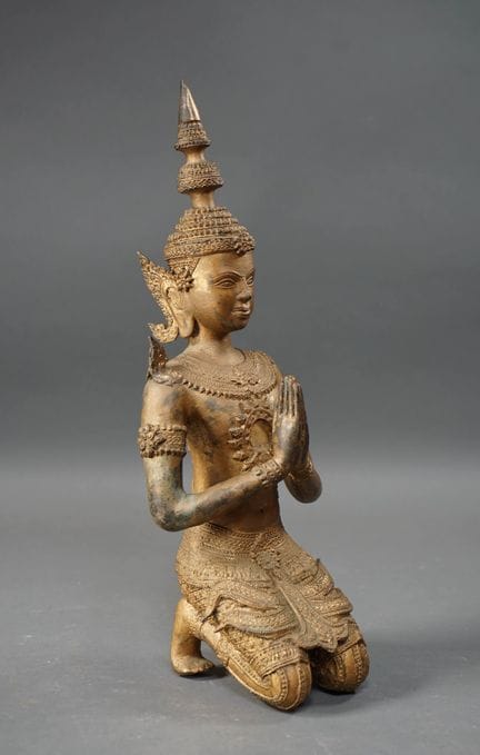 泰国 跪姿祈祷神像，镀金青铜。高47厘米（有轻微瑕疵）。