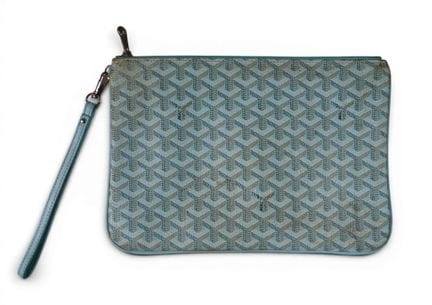 GOYARD 巴黎。浅蓝色涂层帆布手拿包。21 x 31 厘米（有轻微污渍）。