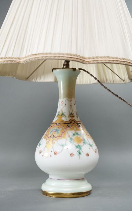 LAMPADA in opalina con decorazioni a lambrecchini 