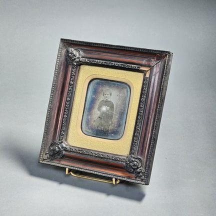 DAGUERREOTIPO raffigurante una studentessa in unif