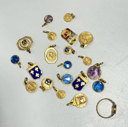 Set di MEDAGLIE della Vergine o stemmi in metallo,