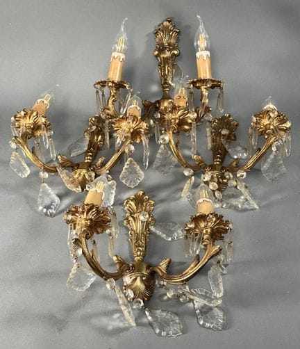 Quattro APPLICI in bronzo cesellato e dorato, con 